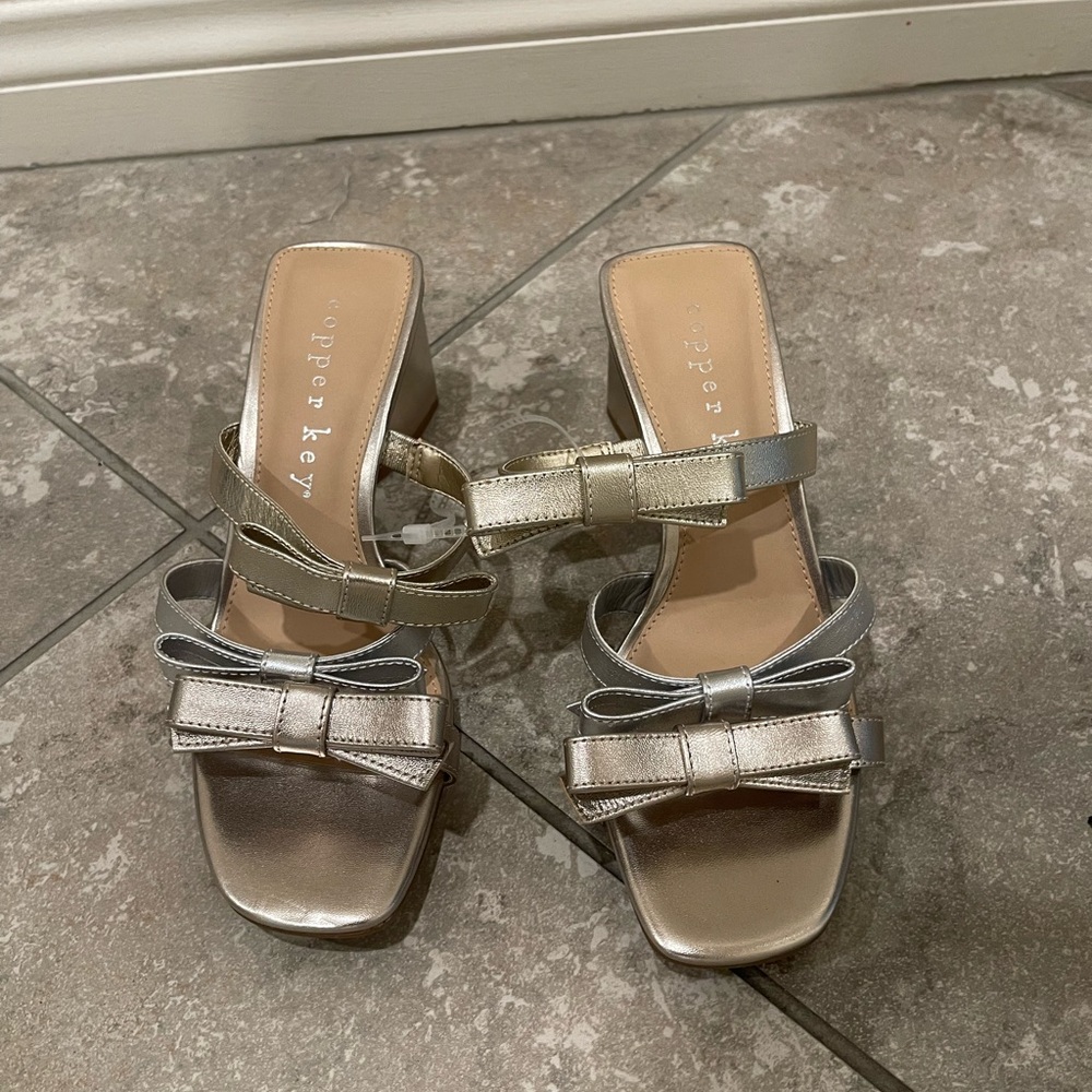 Copper Key Women's Silver Bow Sandals Sz 7